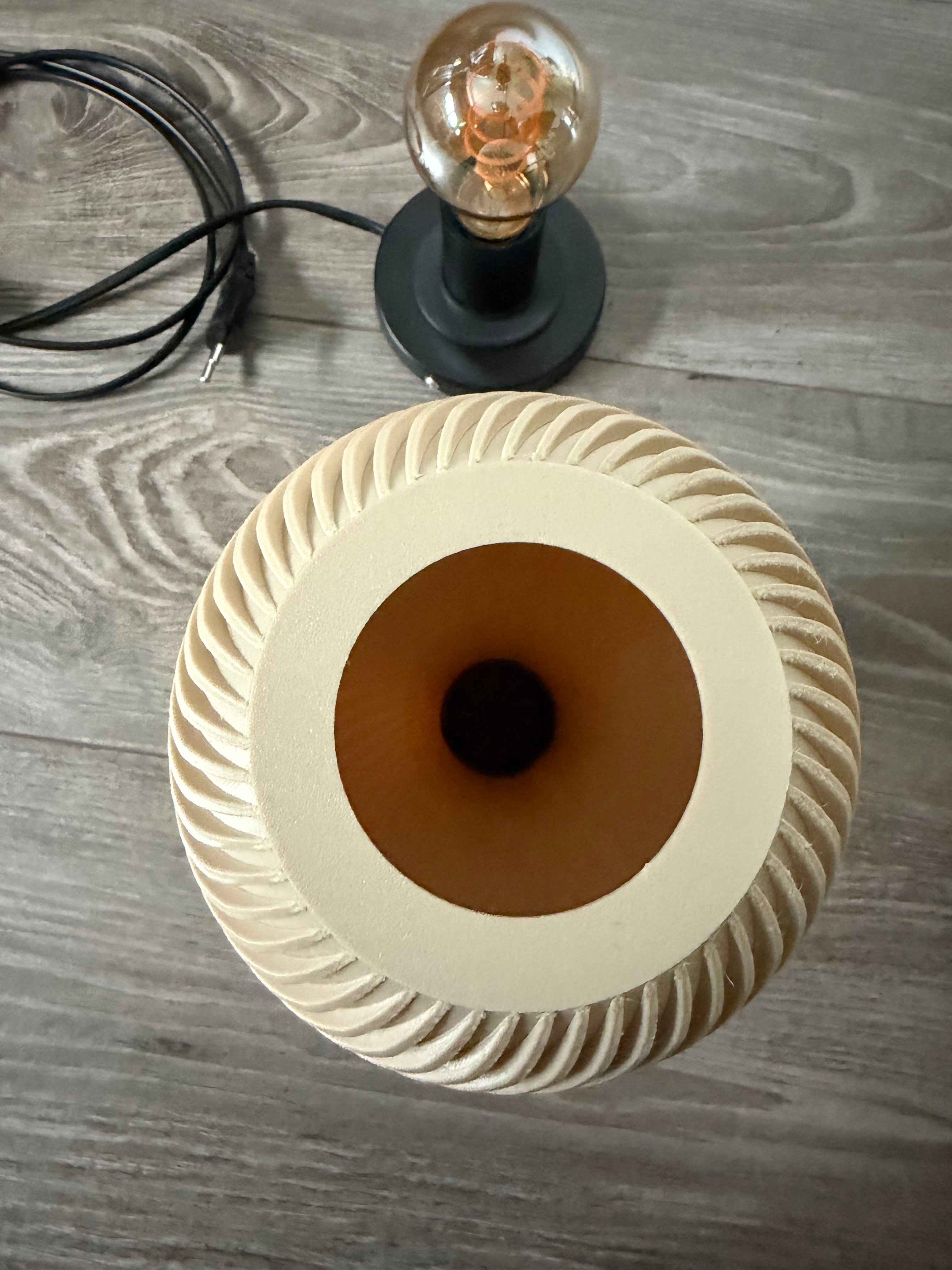 Lumora Twist – Gedrehte Spiral-Tischlampe mit warmem LED-Glow