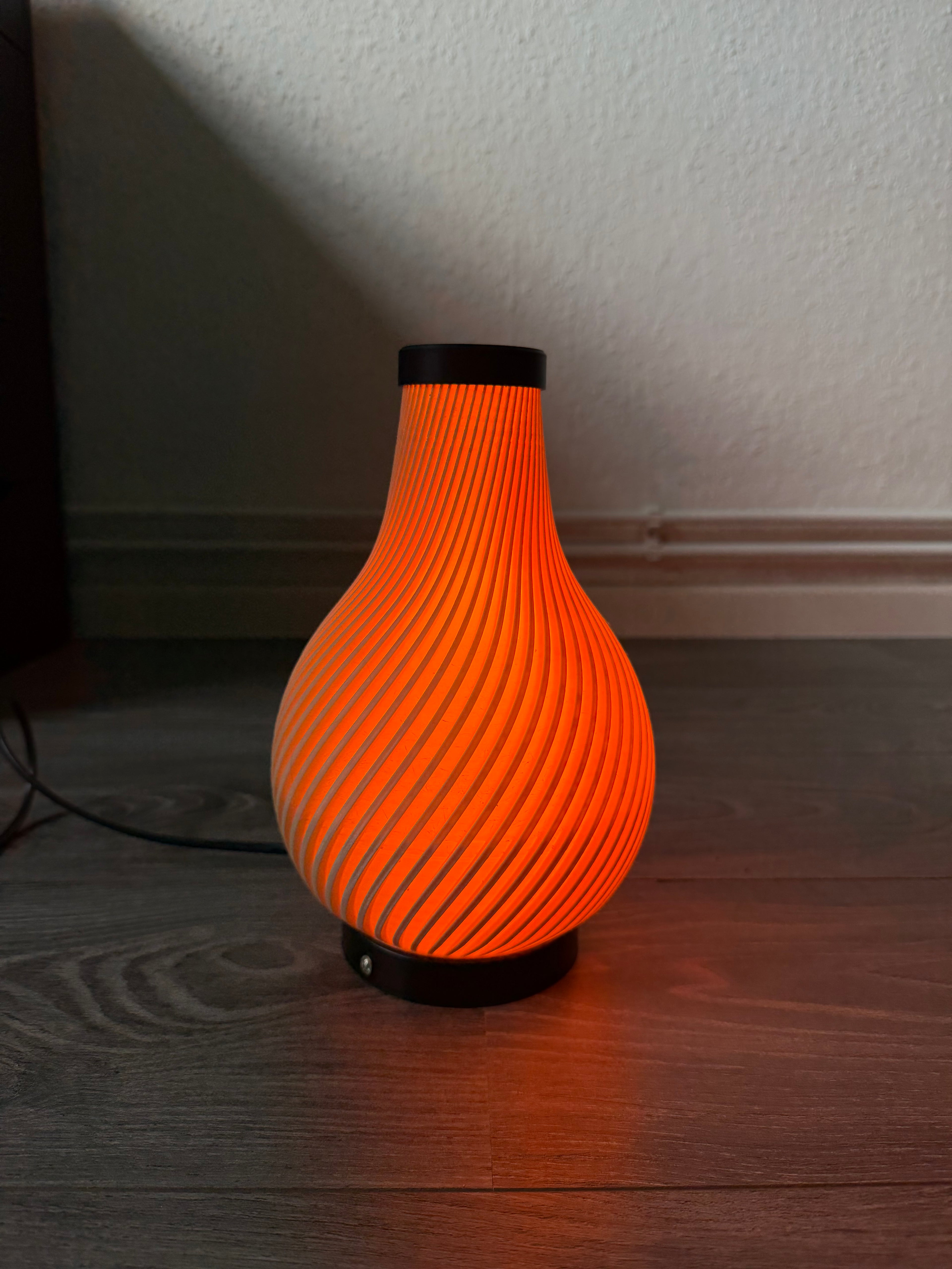 Lumora Twist – Gedrehte Spiral-Tischlampe mit warmem LED-Glow