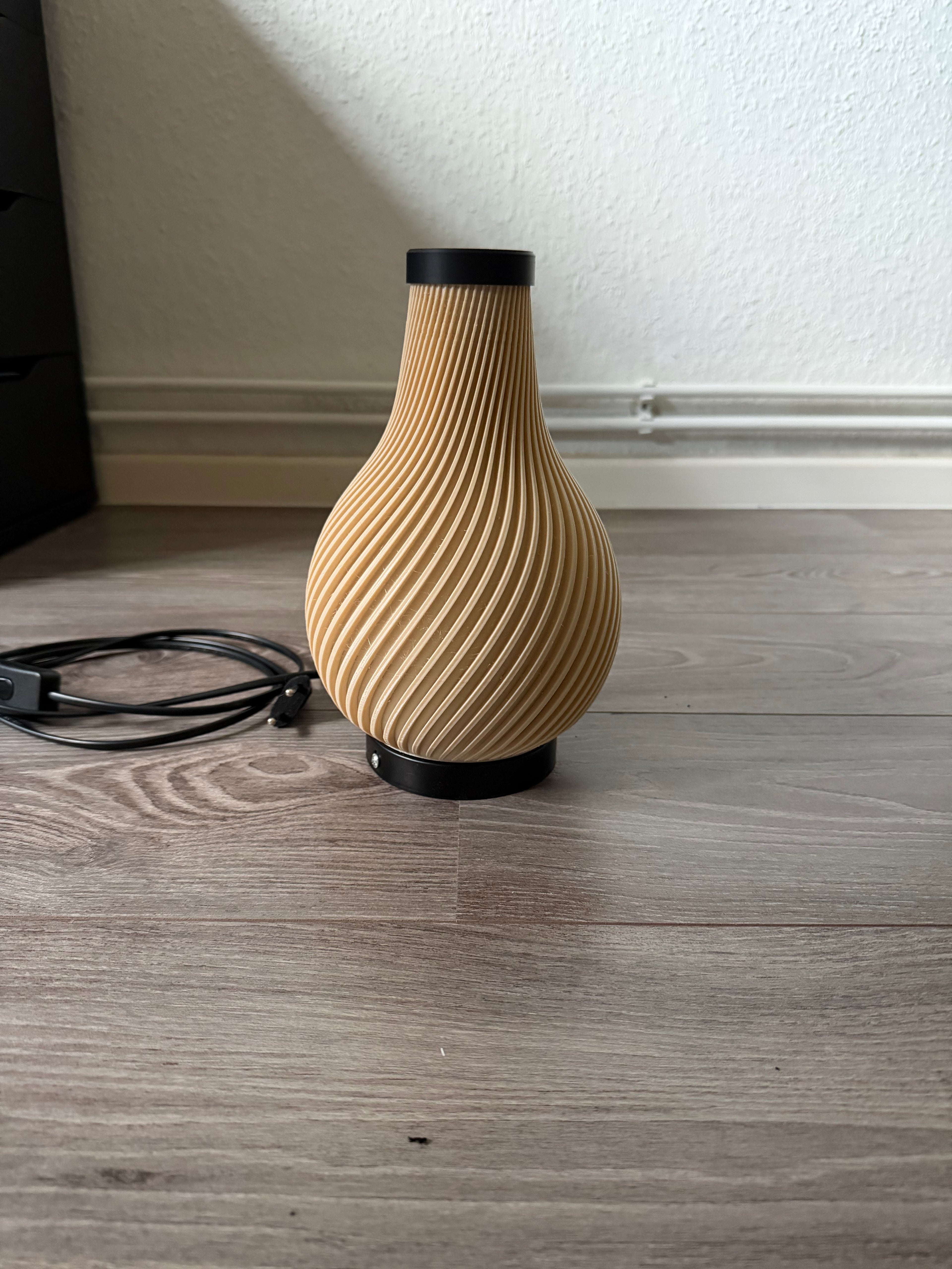 Lumora Twist – Gedrehte Spiral-Tischlampe mit warmem LED-Glow