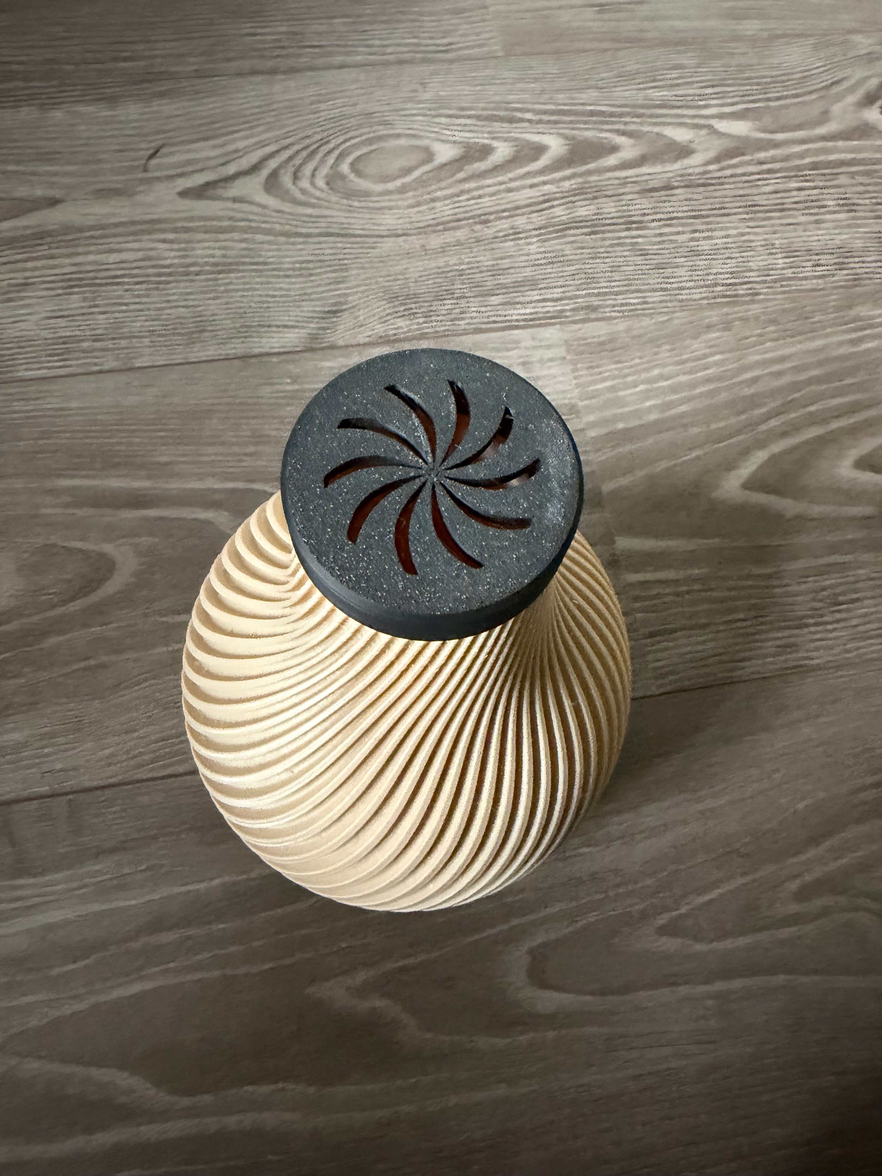 Lumora Twist – Gedrehte Spiral-Tischlampe mit warmem LED-Glow