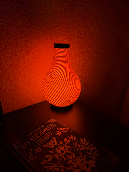 Lumora Twist – Gedrehte Spiral-Tischlampe mit warmem LED-Glow